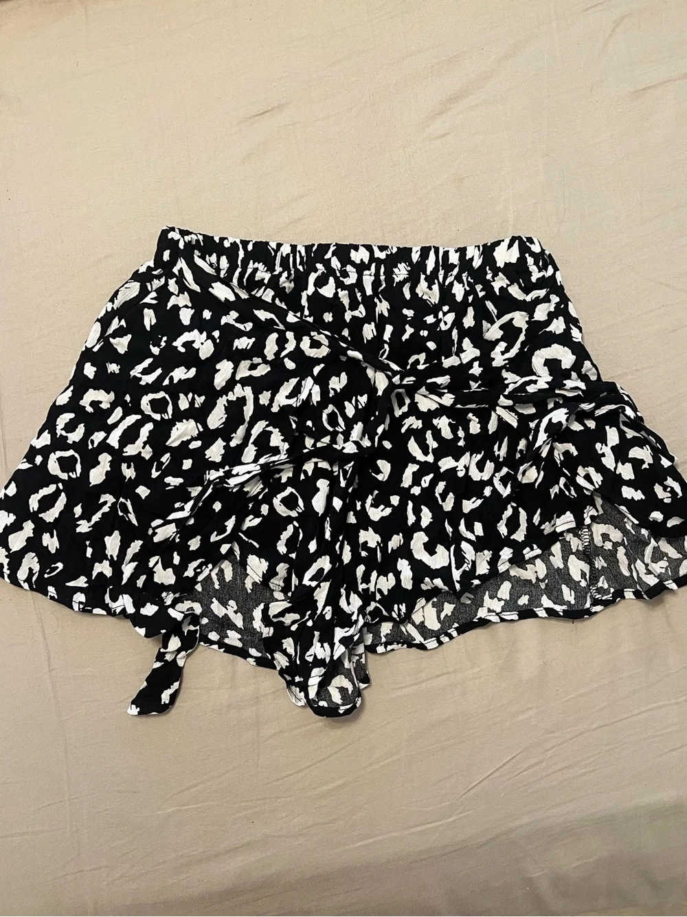 ✨ 5/$25 ✨ Lulu’s Yana Black and White Leopard Print Shorts